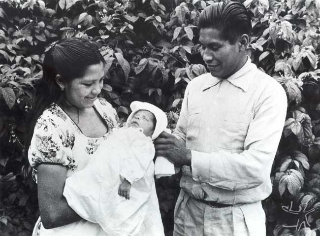 Casal habitante da Missão Anchieta composto por um índio Manoki e uma índia Pareci com seu primeiro filho. Foto: Acervo OPAN, década de 60.