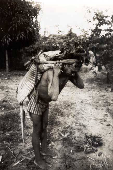 Índio myky carregando o tatu que acabara de caçar para a aldeia. Foto: Elizabeth Rondon Amarante, década de 70.
