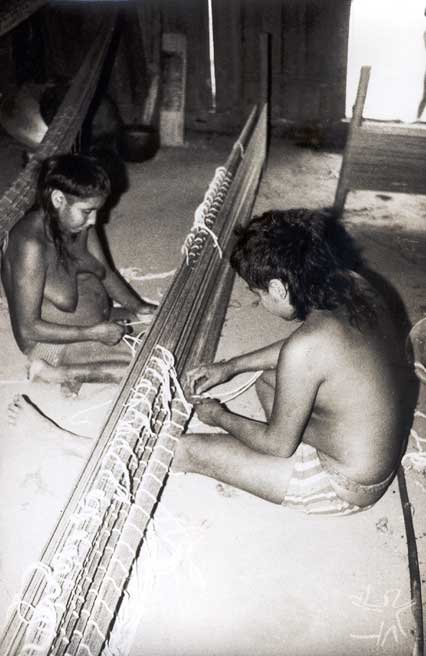 Índios myky confeccionando uma rede. Foto: Elizabeth Rondon Amarante, década de 70.