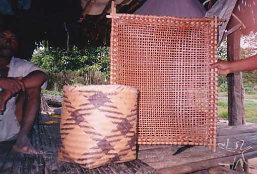 Dois exemplos de artesanato Jamamadi na aldeia Pauzinho (TI Jarawara Jamamadi Kanamanti). Foto: Peter Schröder, PPTAL/ 2000.
