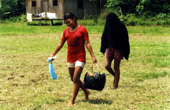 Aldeia Casa Nova, menina guiando sua irmã em recluso para ir tomar banho. Foto: Fabiana Maizza, 2004