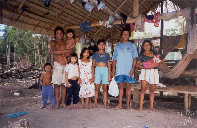Ñagwea'i e sua família. Foto: Edmundo Peggion, 1999