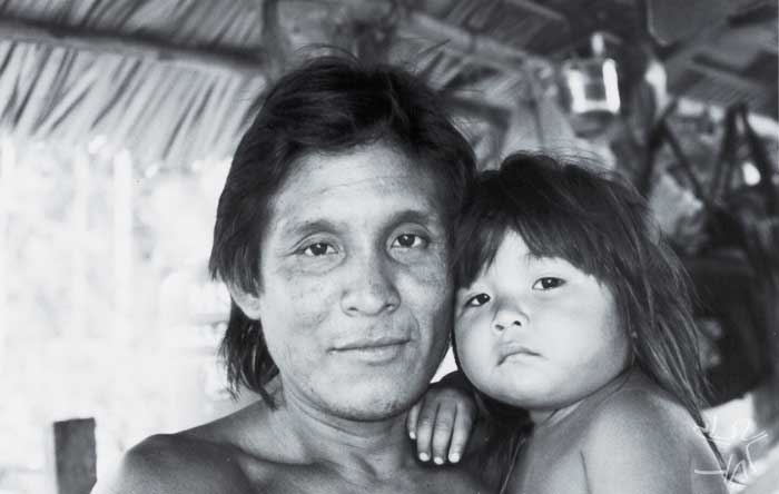 Ñagwea'i e sua família. Foto: Edmundo Peggion, 1999