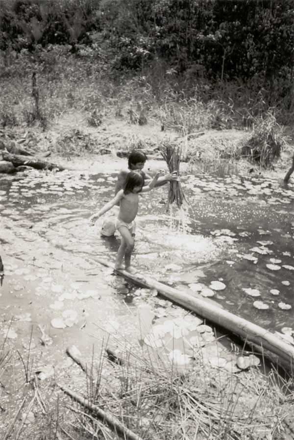 Pescando com timbó. Foto: Edmundo Peggion, 1999