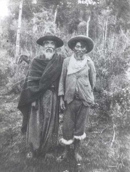 Concun, cacique do Toldo, com 80 anos, e Moreira, seu ajudante. Foto: acervo Museu do Índio, década de 1920.