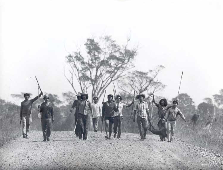 Kaingang contra colonos em Nonoai. Foto: Assis Hoffman, 1978.