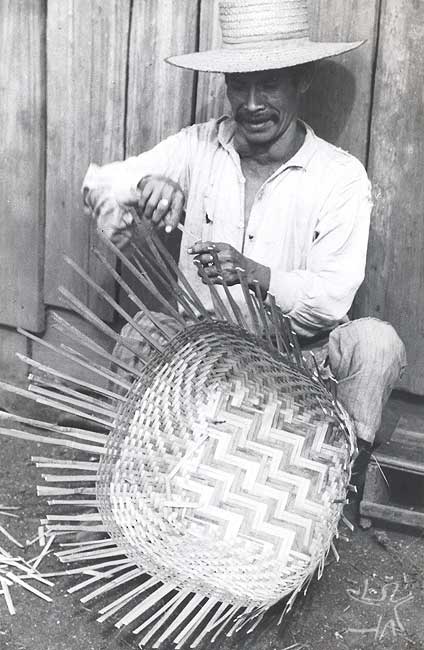 Homem kaingang do Ivaí (PR) fabricando uma cesto. Foto: Harold Shultz, 1946.