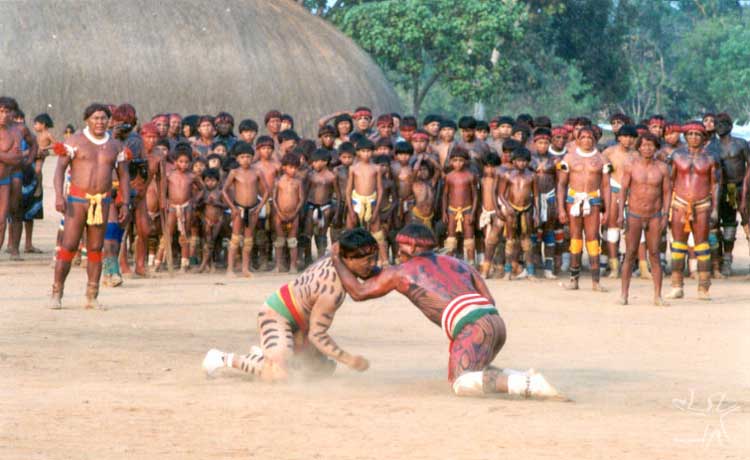 Convidados e anfitriões em luta ritual no Egitsu (Kwarup) na aldeia Aiha. Foto: Beto Ricardo, 2002.