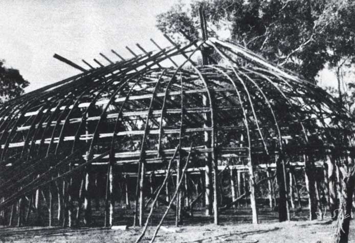 As diversas fases de construção de uma casa kamaiurá. Foto: Carmen Junqueira, 1972.