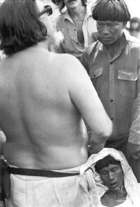 Orlando Villas Bôas trocando presentes com os Kamaiurá. Foto: Pedro Martinelli, 1973.