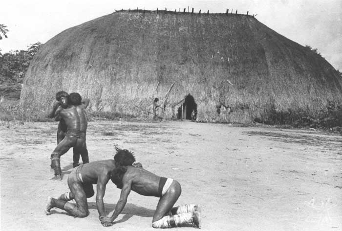 Kamaiurá lutam o Huka-huka. Foto: Eduardo Galvão, 1969.