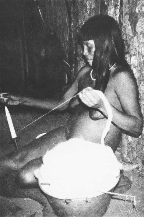 Fiando o algodão nativo. Foto: Carmen Junqueira, 1972.