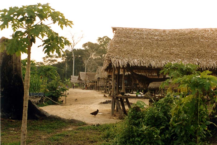 Aldeia de Kumaru. Foto: Luiz Costa, 2004