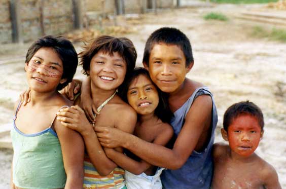 Crianças Kanamari. Foto: Luiz Costa, 2004 