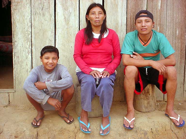 Katsiká e seus filhos. Foto: Gilberto Azanha, 2004.