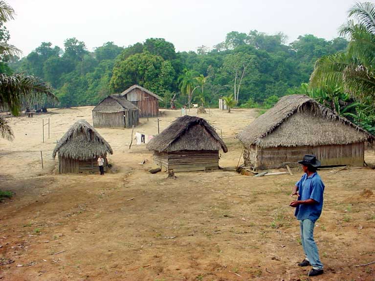 A aldeia Karipuna no rio Jaci-Paraná. Foto: Gilberto Azanha, 2004.