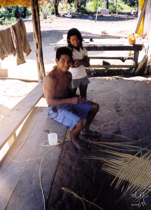 Rapaz karitiana trançando uma peça de cestaria a ser comercializada. Foto: Felipe Ferreira Vander Velden, 2003.