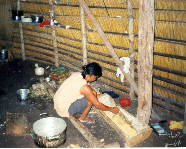 Mulher karitiana preparando a farinha de milho. Foto: Felipe Ferreira Vander Velden, 2003.