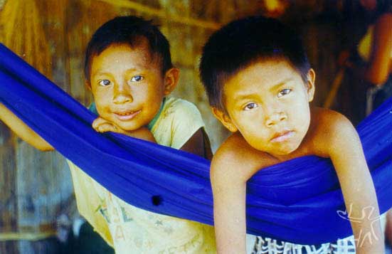 Meninos na TI do rio Campinas. Foto: Edilene Coffaci de Lima, 1998