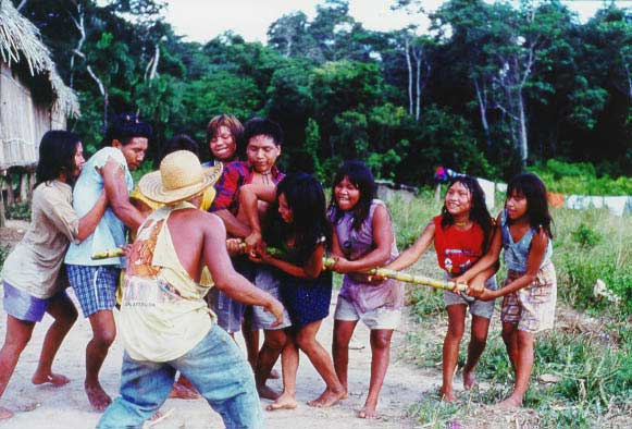 Brincadeira da cana-de-açúcar. Foto: Edilene Coffaci de Lima, 1998