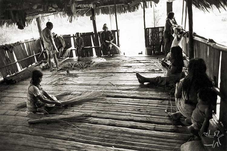 Mulheres Kaxinawá confeccionando cestaria. Foto: Nietta Lindenberg Monte, 1984