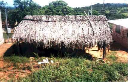 Casa para realização de rituais. Foto: Cácio Silva, 2003.