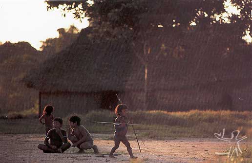 Crianças brincam na aldeia. Foto: Gustaaf Verswijver, 1991.