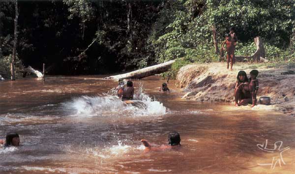 Os Mekrãgnoti se banham várias vezes por dia no rio próximo à aldeia. Foto: Gustaaf Verswijver, 1991.