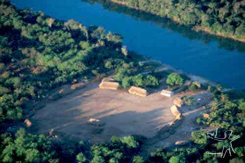 Aldeia Ricoh, dos Suyá, às margens do rio Suyá-Missu, no Parque Indígena do Xingu. Foto: Pedro Martinelli, 1999.