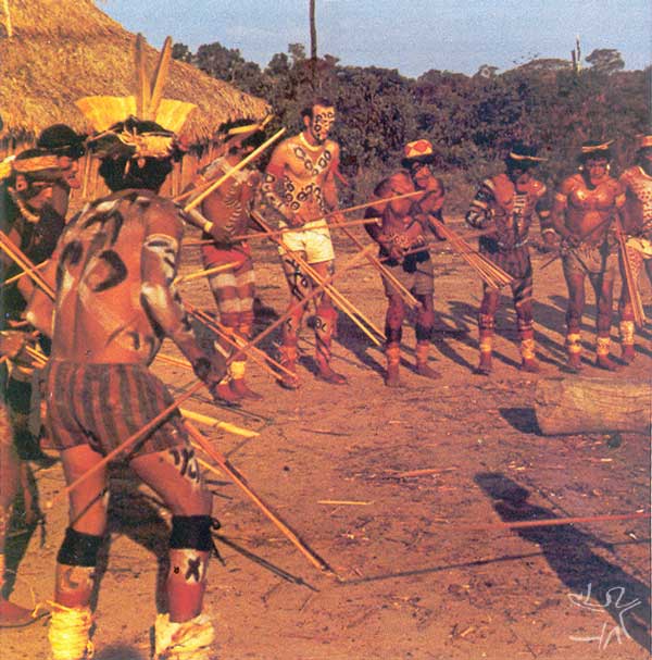 O etnólogo Anthony Seeger participando de uma cerimônia de canto com os Suyá. Foto: Anthony Seeger, 1982.