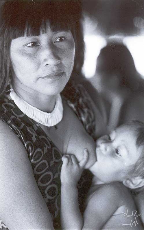 Gaiteme Suyá amamentando seu filho. Foto: Camila Gauditano, 2001.