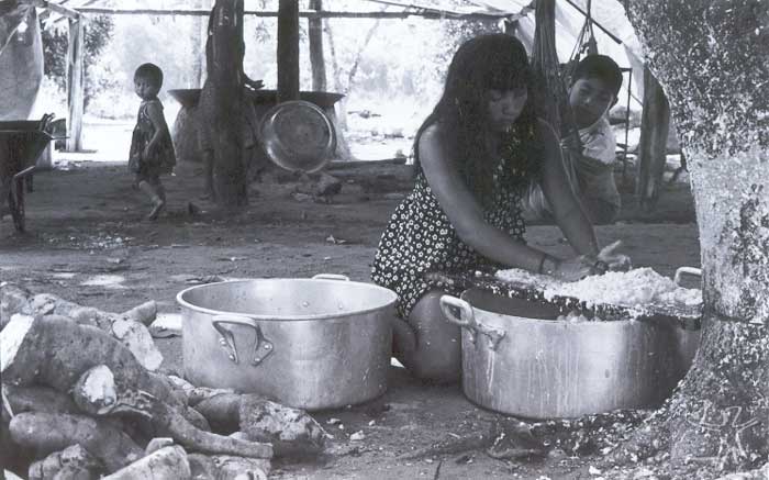 Mulher suyá processando a mandioca. Foto: Camila Gauditano, 2001.