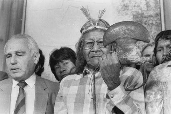 Cerimônia em que reitor da USP devolve aos Krahô a machadinha que se encontrava no Museu Paulista. Foto: Alfredo Rizzuti, 1986