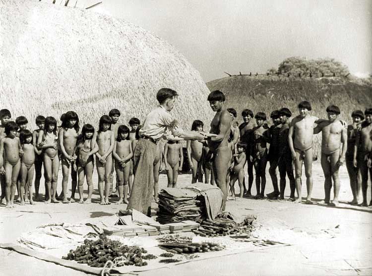 Índios kuikuro recebem roupas por ocasião do contato com a expedição Roncador-Xingu, dos irmãos Villas-Bôas. Foto: acervo Museu do Índio, década de 1950.