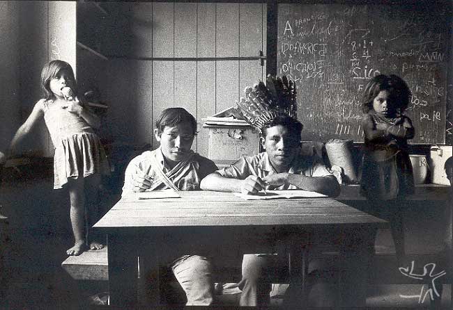 Os Kulina de Naronawa pediram que os fotografasse como se estivessem escrevendo. A falta de escolas (os missionários foram expulsos pela FUNAI em 77) era um dos maiores problemas kulina na época. Foto: Eduardo viveiros de Castro,1978.