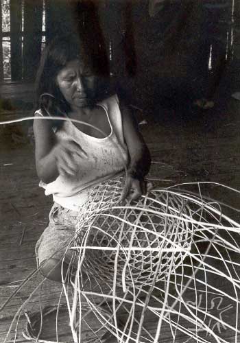Fabricação de cesto com folha de palmeira. Foto: Heine Heiner, 1986.