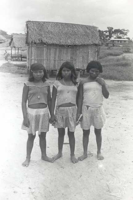 Meninas kulina na aldeia de Envira. Foto: Terri Vale de Aquino, 1982.