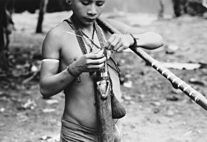 Índio com zarabatana. Terra Indígena Vale do Javari. Amazonas, 1985. Foto: Philippe Erikson