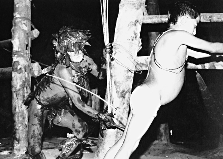 Índios Matis - espírito Mariwin castiga uma criança. Terra Indígena Vale do Javari. Amazonas, 1985. Foto: Philippe Erikson
