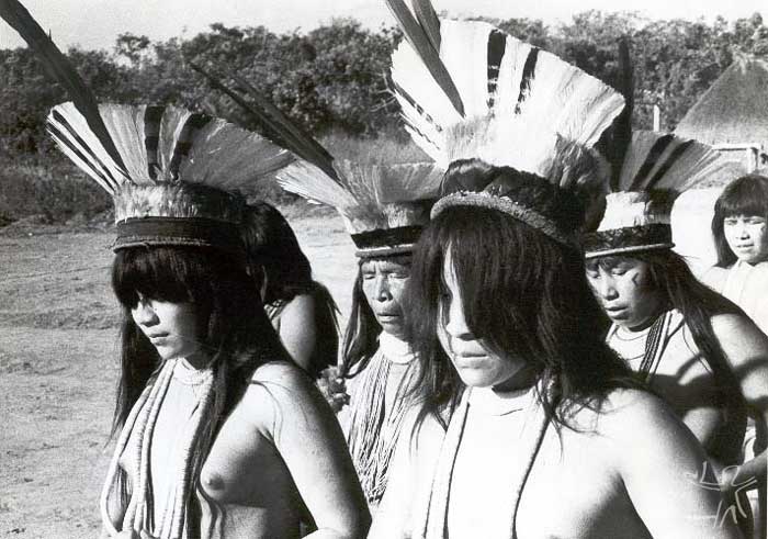 Ritual do Akajatapa, em que as jovens recebem o uluri. Em período de reclusão, elas não cortam a franja dos cabelos. Foto: Thomas Gregor, 1983.