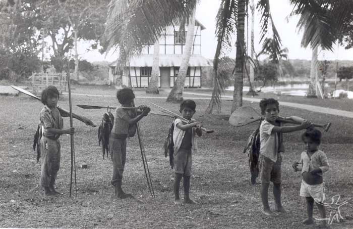 Crianças Munduruku voltam da pesca. Foto: Protassio Frikel, década de 1950.