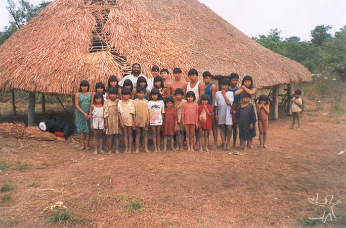 Os Nahukuá com membros do acompanhamento pedagógico às escolas indígenas do Parque Indígena do Xingu. Foto: Cláudio Lopes de Jesus, 1998