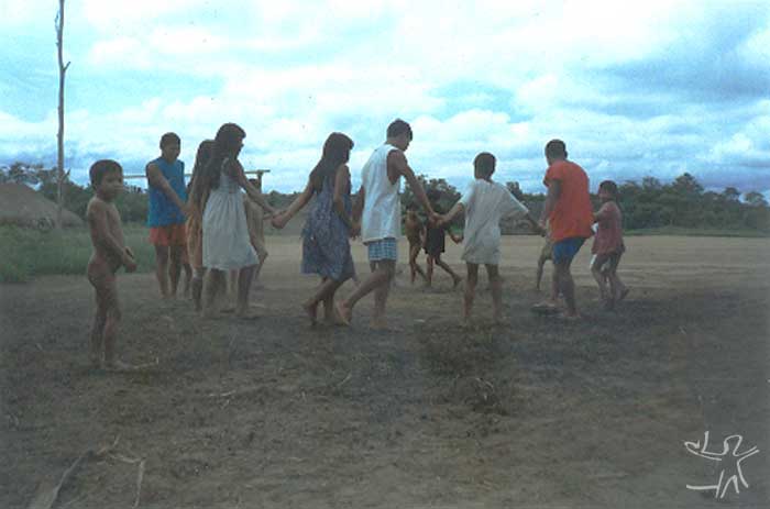 Ciranda na aldeia Nahukuá. Foto: Cláudio Lopes de Jesus, 1998
