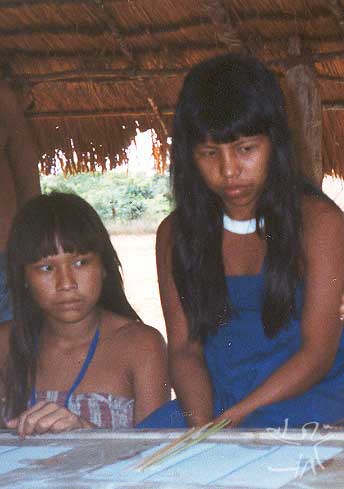 Moça nahukuá com colar de contas de caramujo (branco), especialidade dos povos de língua karib no Xingu. Foto: Cláudio Lopes de Jesus, 1998