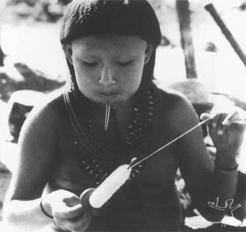 Menina fiando e mastigando para fermentar a makaloba. Foto: Jesco von Puttkamer/acervo IGPHA-UCG, 1969.