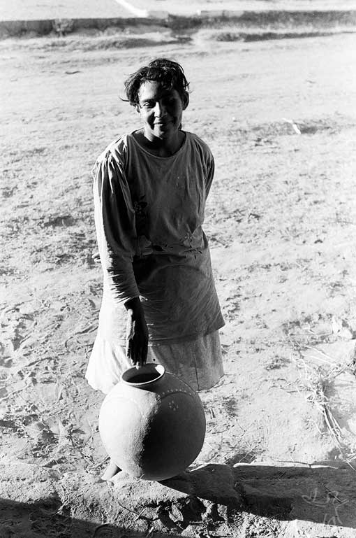 Índia pankararu segurando pote de barro de fabricação local destinado ao transporte de água. Foto: José Maurício Arruti, 1994.