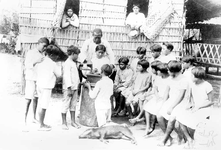 Crianças ouvindo gramofone. Foto: IR1/SPI - Acervo Museu do Índio, 1927