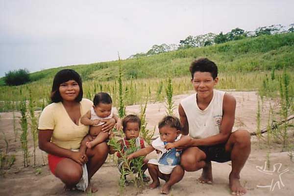 Família Paumari da Aldeia Santa Rita ( Paumari do Lago Marahã ). Foto: Peter Schröder/PPTAL, 2000
