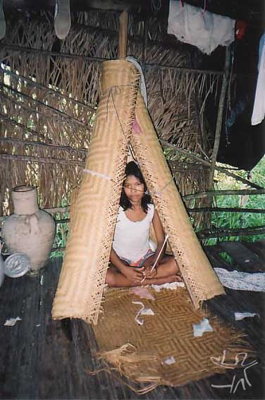 Casinha de reclusão para menina na aldeia Santa Rita (Paumari do Lago Marahã). Foto: Peter Schröder/PPTAL , 2000