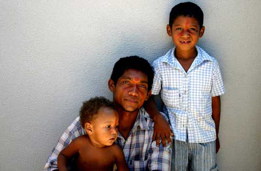 Maurício Pitaguary e filhos. Foto: Joceny Pinheiro, Setembro 2006, Fortaleza-CE